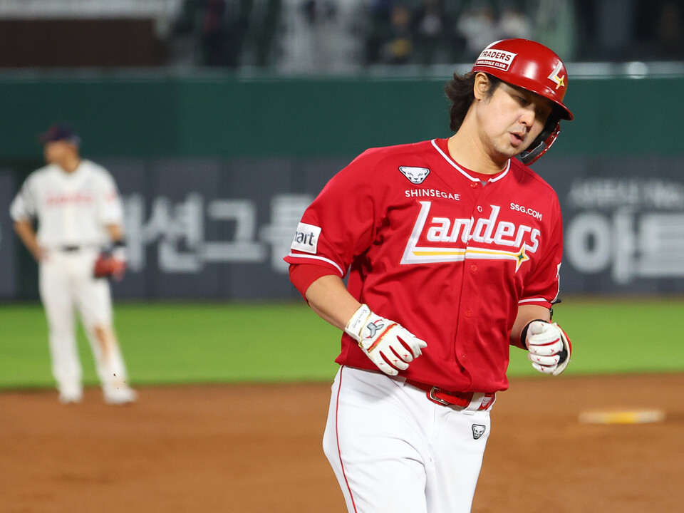 24일 오후 부산 사직야구장에서 열린 롯데 자이언츠와 SSG 랜더스 경기. SSG 최정이 5회초 주자가 없는 상황에서 홈런을 치고 베이스를 돌고 있다. 최정은 KBO 개인 통산 468호 홈런을 치며 이승엽 감독을 넘어 통산 홈런 1위를 기록했다. /연합뉴스