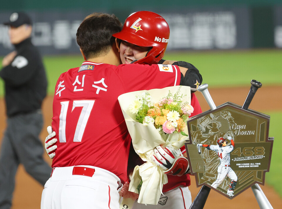 24일 오후 부산 사직야구장에서 열린 롯데 자이언츠와 SSG 랜더스 경기. SSG 최정이 5회초 주자가 없는 상황에서 개인 통산 468호 홈런을 친 뒤 추신수와 포옹하고 있다. 최정은 이승엽 감독을 넘어 통산 홈런 1위를 기록했다.