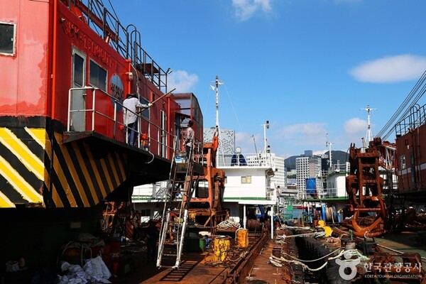 부산광역시 영도구의 수리조선소길 / 한국관광공사 제공