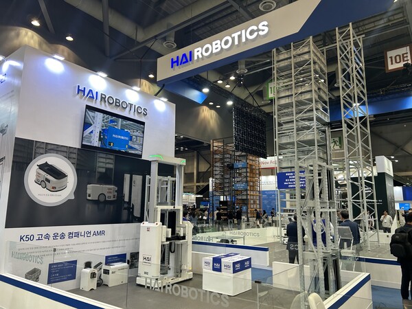 '하이로보틱스코리아((HAI Robotics Korea)가 물류창고 자동화 핸들링 로봇을 시연하고 있다 / 김우정 기자