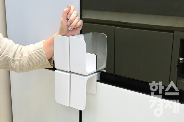 근력이 부족하거나 손 움직임이 섬세하지 않은 지체 장애 고객이냉장고 도어를 쉽게 여닫도록 설계된 LG전자의 ‘이지핸들’ / LG전자