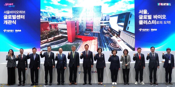 이상준 셀트리온 사장(왼쪽 4번째), 오세훈 서울시장 (왼쪽 7번째)을 비롯한 행사관계자들이 25일 서울 동대문구에 위치한 서울바이오허브 글로벌센터 개관식 행사에서 기념촬영을 하고 있다. /셀트리온 제공