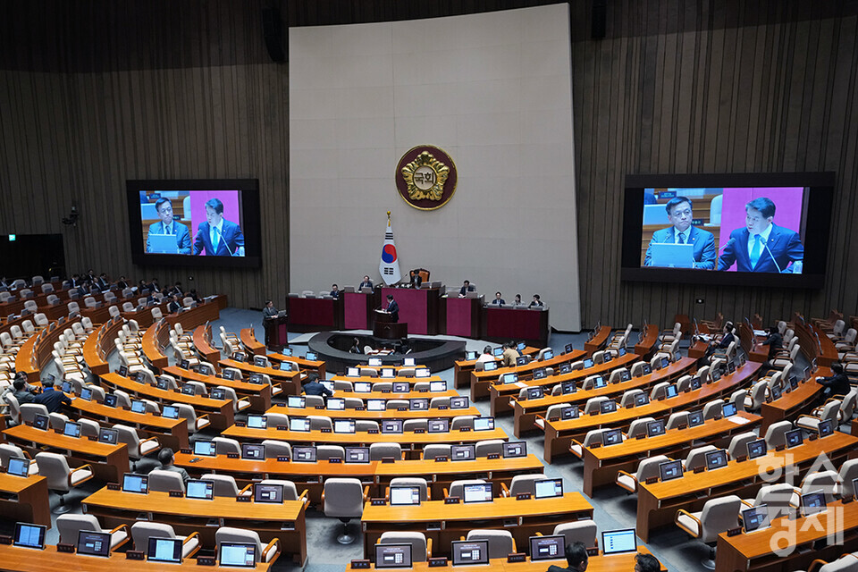 최상목 경제부총리가 23일 오후 서울 여의도 국회 본회의장에서 본회의 대정문질문에서 김경협 더불어민주당 의원의 질의에 답변하고 있다. /최대성 기자 dpdaesung@sporbiz.co.kr 2024.02.23.