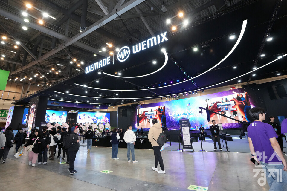16일 오전 부산 해운대구 벡스코에서 '지스타 2023'가 개막했다. 관람객들이 위메이드 부스에 방문하고 있다. 총 3250부스가 마련돼 역대 최대 규모로 나흘간 개최되는 이번 행사는 엔씨소프트를 비롯한 주요 게임사들이 신규IP(지식재산권)를 관람객들에게 선보인다. /부산=최대성 기자 dpdaesung@sporbiz.co.kr 2023.11.16.