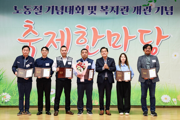 이재준 시장(오른쪽 3번째)이 수원시장 표창을 수여한 후 수상자들과 함께 기념촬영에 임하고 있다./ 수원시 제공 