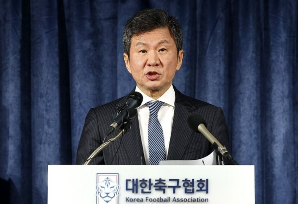 한국 축구 국가대표팀 관련 임원 회의를 끝낸 정몽규 대한축구협회장이 16일 오후 서울 종로구 축구회관에서 회의 결과를 발표하고 있다. /연합뉴스