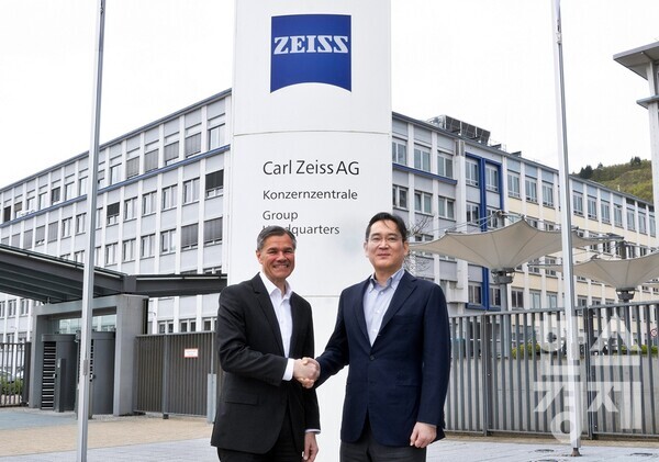 26일(현지 시간) 독일 오버코헨 ZEISS 본사를 방문한 이재용 삼성전자 회장이 칼 람프레히트 (Karl Lamprecht) ZEISS그룹 CEO와 악수를 하고 있다. / 삼성전자