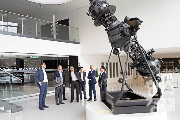 26일(현지 시간) 독일 오버코헨 ZEISS 본사를 방문한 이재용 삼성전자 회장이 ZEISS 장비를 살펴보고 있다.