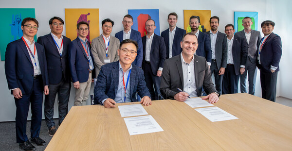 LG화학 김동춘 전자소재사업부장(앞줄 왼쪽)과 베바스토 얀 헤닝 멜펠트(jan henning mehlfeldt) 첨단 유리 사업 총괄(앞줄 오른쪽) / LG화학