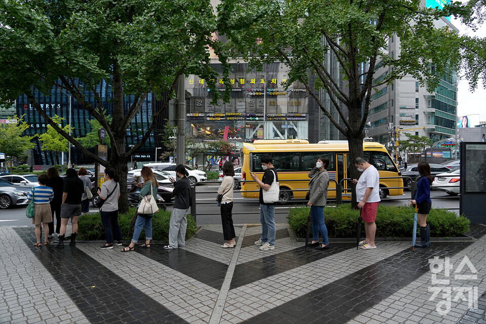 태풍 힌남노가 한반도를 덮친 6일 오전 서울 서초구 강남역 일대에서 시민들이 출근하고 있다. /김근현 기자 khkim@sporbiz.co.kr