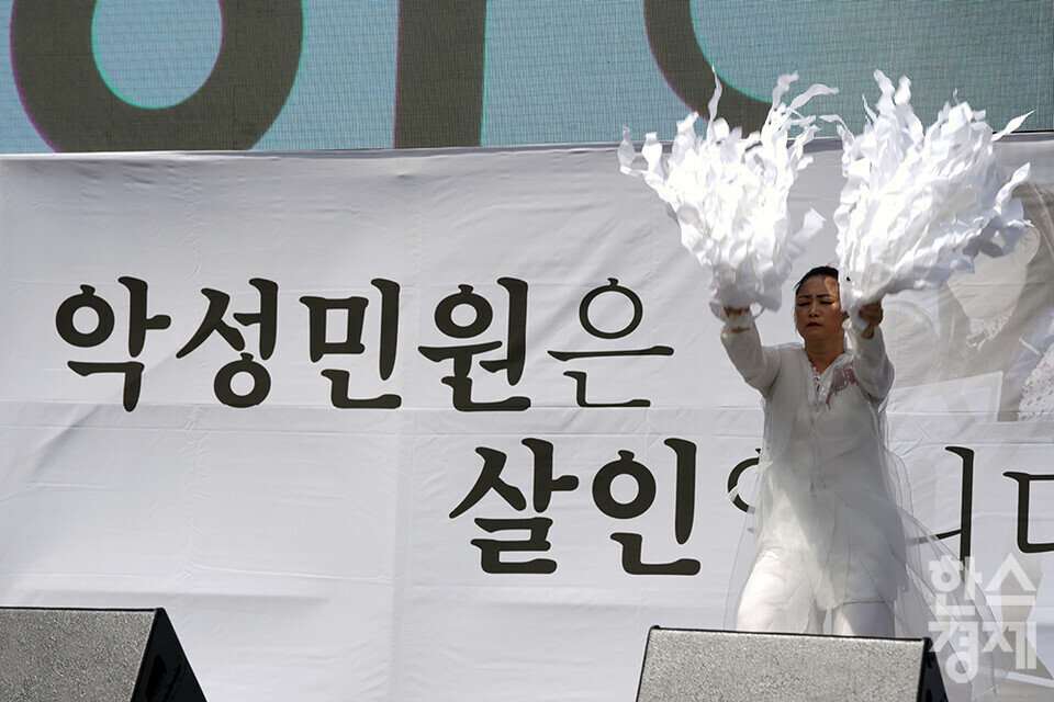 29일 오후 서울 시청역 앞에서 전국공무원노동조합과 대한민국공무원노동조합총연맹 주최로 공노총, 악성 민원 희생자 추모 공무원노동자대회가 열리고 있다. 본격적인 행사에 앞서 희생자들을 추모하는 진혼무가 선보이고 있다. /최대성 기자 dpdaesung@sporbiz.co.kr 2024.04.29.