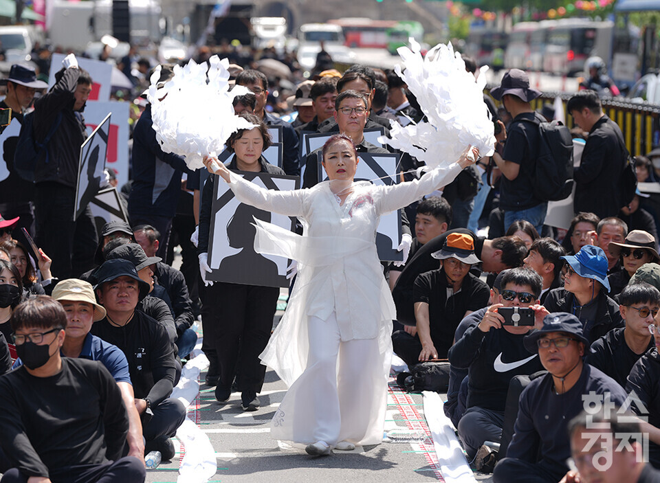 29일 오후 서울 시청역 앞에서 전국공무원노동조합과 대한민국공무원노동조합총연맹 주최로 공노총, 악성 민원 희생자 추모 공무원노동자대회가 열리고 있다. 본격적인 행사에 앞서 희생자들을 추모하는 진혼무가 선보이고 있다. /최대성 기자 dpdaesung@sporbiz.co.kr 2024.04.29.