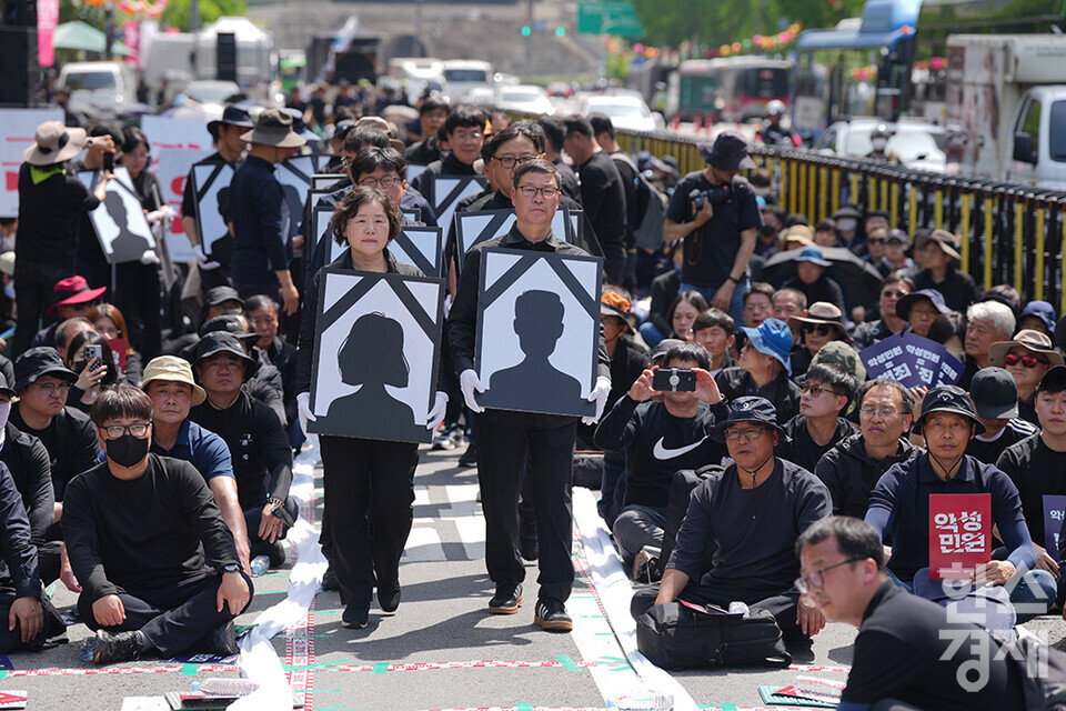 29일 오후 서울 시청역 앞에서 전국공무원노동조합과 대한민국공무원노동조합총연맹 주최로 공노총, 악성 민원 희생자 추모 공무원노동자대회가 열리고 있다. 악성민원 희생자들을 상징하는 영정이 무대로 이동하고 있다. /최대성 기자 dpdaesung@sporbiz.co.kr 2024.04.29