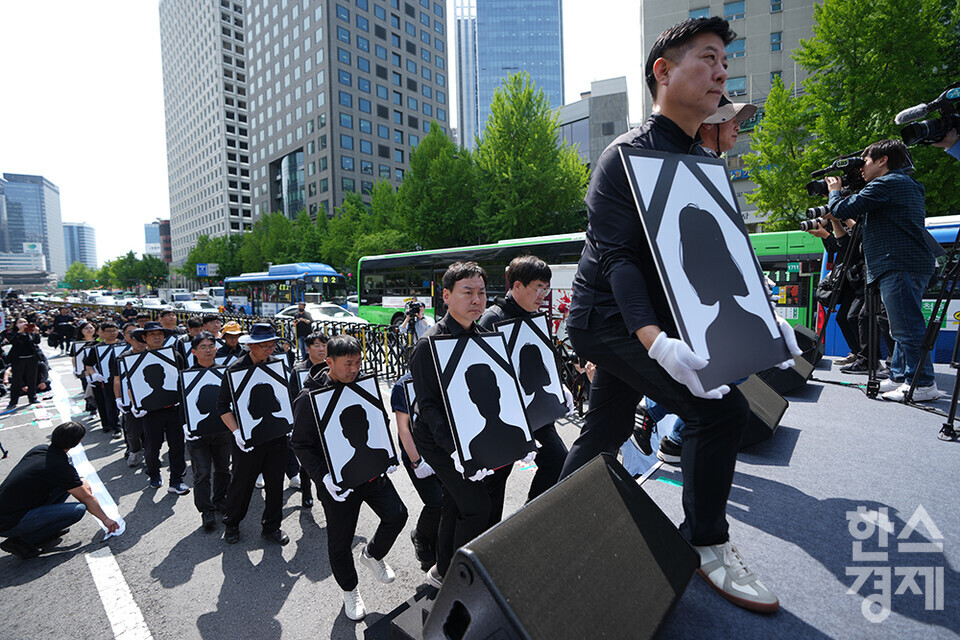 29일 오후 서울 시청역 앞에서 전국공무원노동조합과 대한민국공무원노동조합총연맹 주최로 공노총, 악성 민원 희생자 추모 공무원노동자대회가 열리고 있다. 악성민원 희생자들을 상징하는 영정이 무대로 이동하고 있다. /최대성 기자 dpdaesung@sporbiz.co.kr 2024.04.29