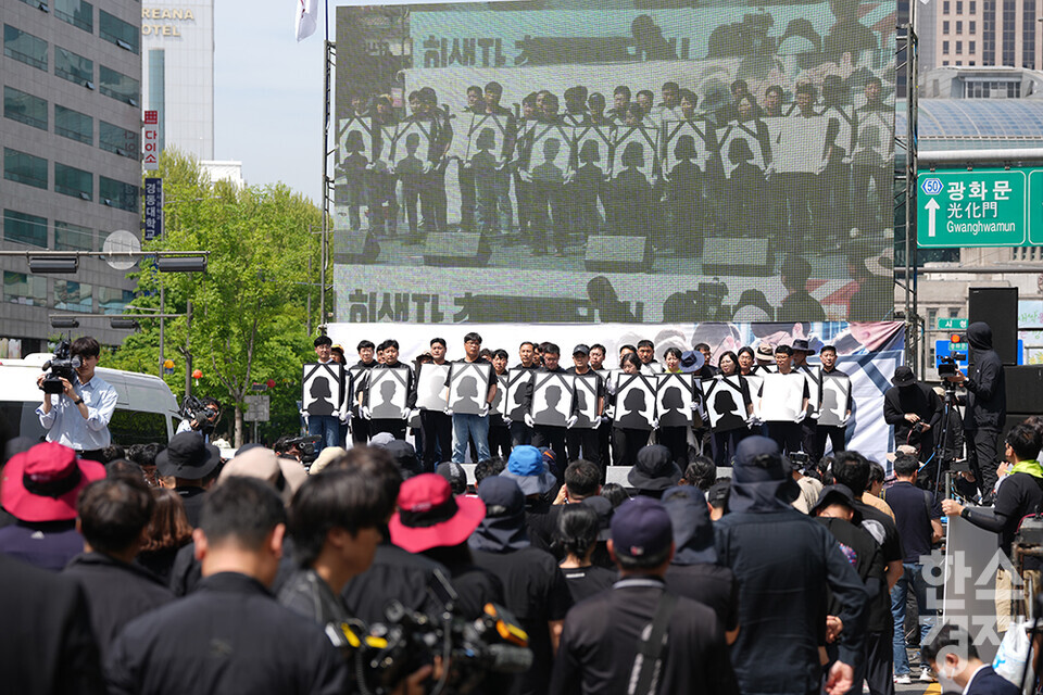 29일 오후 서울 시청역 앞에서 전국공무원노동조합과 대한민국공무원노동조합총연맹 주최로 공노총, 악성 민원 희생자 추모 공무원노동자대회가 열리고 있다. 악성민원 희생자들을 상징하는 영정이 무대로 이동했다. /최대성 기자 dpdaesung@sporbiz.co.kr 2024.04.29