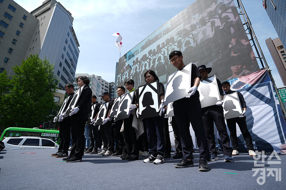 29일 오후 서울 시청역 앞에서 전국공무원노동조합과 대한민국공무원노동조합총연맹 주최로 공노총, 악성 민원 희생자 추모 공무원노동자대회가 열리고 있다. 악성민원 희생자들을 상징하는 영정이 무대로 이동했다. /최대성 기자 dpdaesung@sporbiz.co.kr 2024.04.29