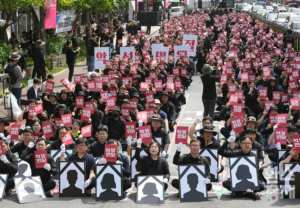 29일 오후 서울 시청역 앞에서 전국공무원노동조합과 대한민국공무원노동조합총연맹 주최로 공노총, 악성 민원 희생자 추모 공무원노동자대회가 열리고 있다. 참석자들이 손 피켓을 들고 구호를 외치고 있다. /최대성 기자 dpdaesung@sporbiz.co.kr 2024.04.29