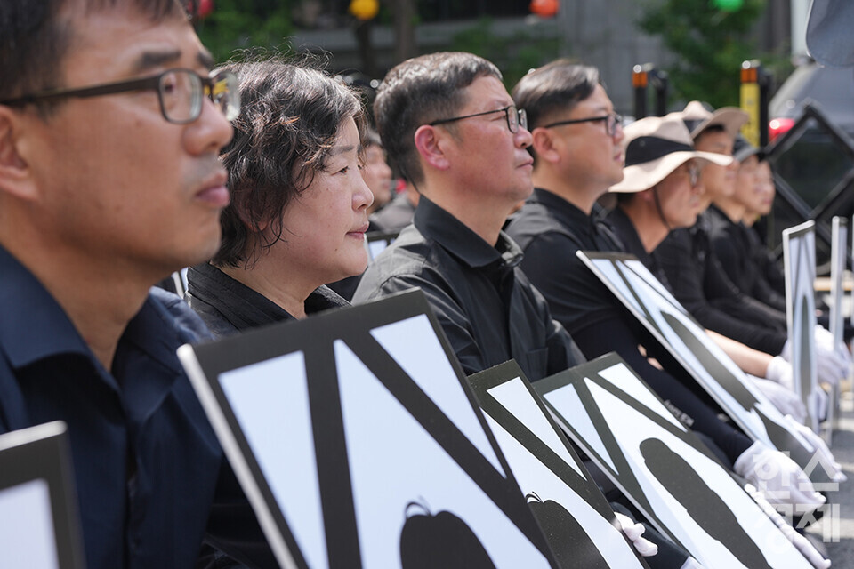 29일 오후 서울 시청역 앞에서 전국공무원노동조합과 대한민국공무원노동조합총연맹 주최로 공노총, 악성 민원 희생자 추모 공무원노동자대회가 열리고 있다. 사진은 민원 희생자들을 상징하는 영정들. /최대성 기자 dpdaesung@sporbiz.co.kr 2024.04.29
