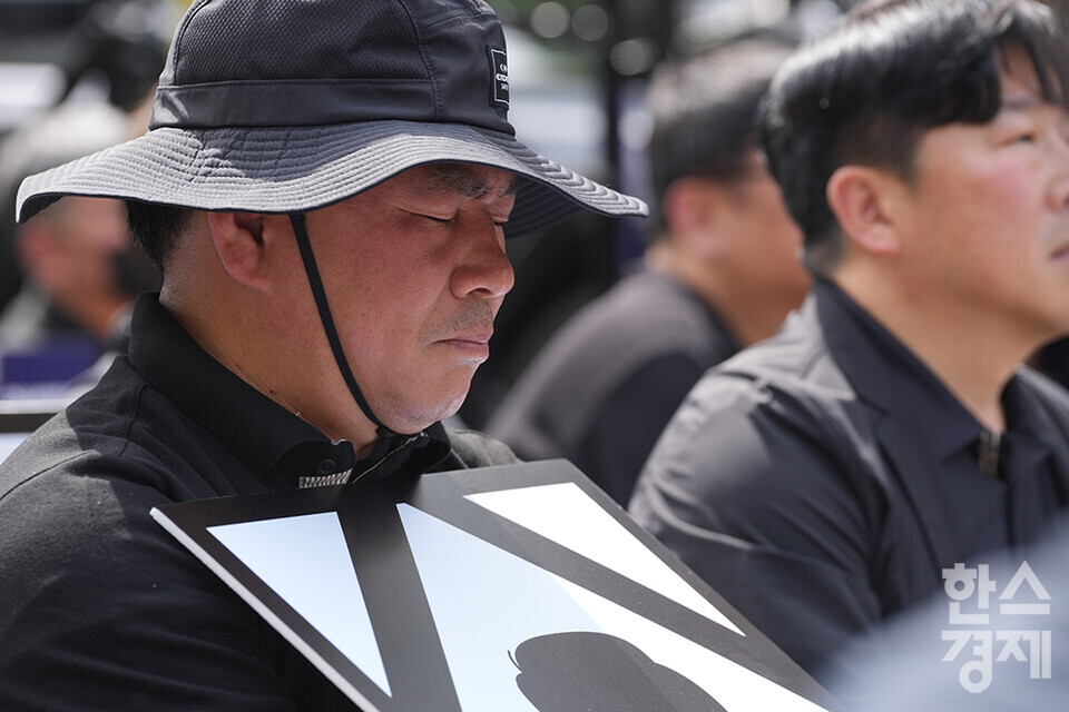29일 오후 서울 시청역 앞에서 전국공무원노동조합과 대한민국공무원노동조합총연맹 주최로 공노총, 악성 민원 희생자 추모 공무원노동자대회가 열리고 있다.  /최대성 기자 dpdaesung@sporbiz.co.kr 2024.04.29