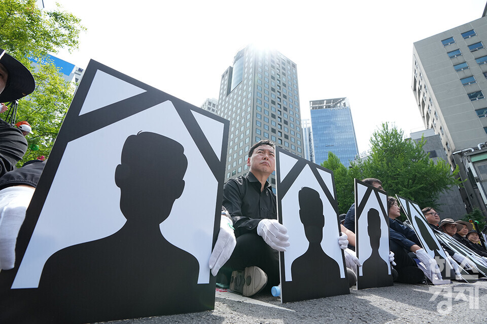 29일 오후 서울 시청역 앞에서 전국공무원노동조합과 대한민국공무원노동조합총연맹 주최로 공노총, 악성 민원 희생자 추모 공무원노동자대회가 열리고 있다. 사진은 민원 희생자들을 상징하는 영정들. /최대성 기자 dpdaesung@sporbiz.co.kr 2024.04.29