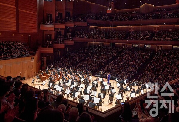 한화와 함께하는 2024 교약항축제의 공연 모습 / 한화그룹