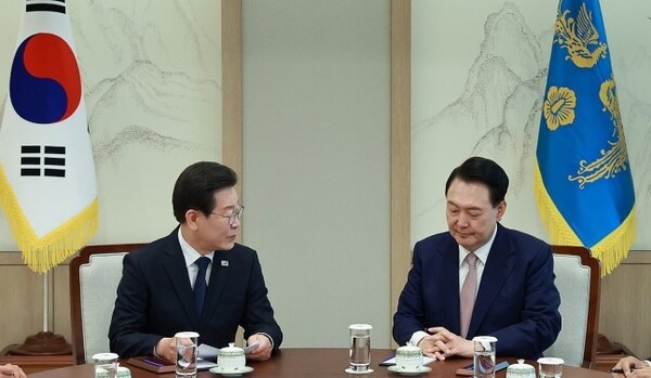 이재명(왼쪽) 더불어민주당 대표가 29일 서울 용산 대통령실 집무실에서 열린 윤석열 대통령과의 영수회담에서 발언하고 있다. /연합뉴스