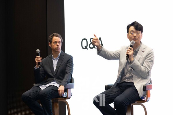 에릭 데이비스(왼쪽) SKT AI Tech Collaboration담당과 정민영 SKT AI플랫폼 담당이 30일 SKT타워에서 열린 텔코 LLM 기자설명회에서 질문에 답하고 있다. / SK텔레콤