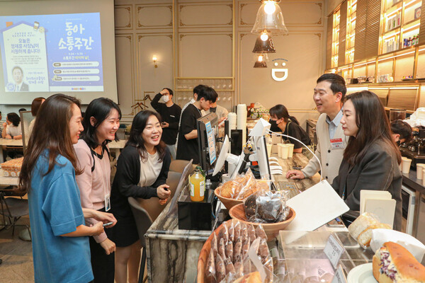 정재훈 동아쏘시오홀딩스 사장(오른쪽)이 사내 카페 디에이원에서 그룹사 직원들로부터 주문을 받고 있다. /동아쏘시오홀딩스 제공