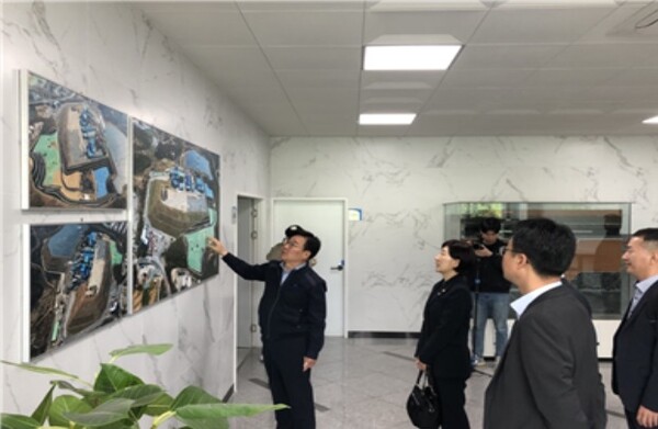 이민석 매립협회 명예회장(㈜코엔텍 대표)이 업계현황 설명과 개선사항을 건의하고 있다. / 한국산업폐기물매립협회 제공.