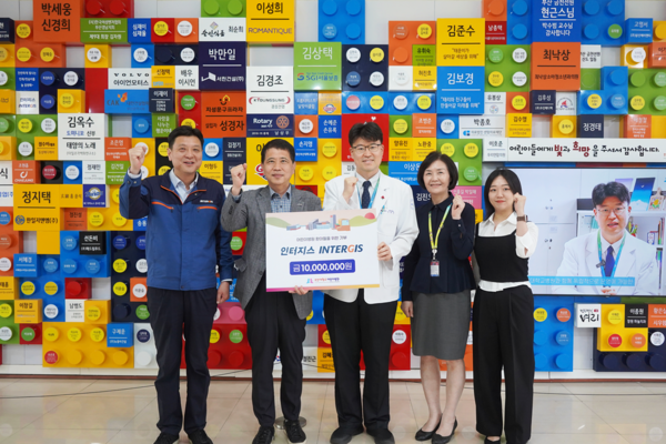 지난 2월 양산 소재 부산대학교 어린이병원에서 열린 인터지스 ‘저소득층 환아 의료비 전달식’ 행사 기념사진 (왼쪽부터) 박정환 인터지스 노조위원장, 권광용 인터지스 경영전략본부장, 정재민 부산대학교 어린이병원장, 이기옥 부산대학교병원 소아행정팀장, 박연경 인터지스 대리 / 인터지스 제공