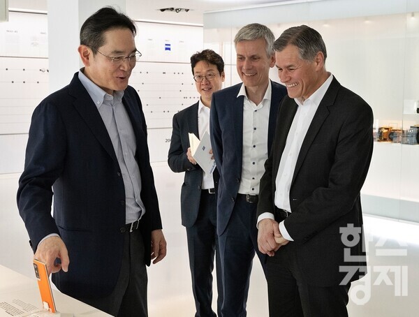 지난 4월 26일(현지 시간) 독일 오버코헨 ZEISS 본사를 방문한 이재용 삼성전자 회장이 칼 람프레히트(Karl Lamprecht)  ZEISS그룹 CEO(맨 오른쪽), 안드레아스 페허(Andreas Pecher) ZEISS SMT(Semiconductor Manufacturing  Technology) CEO(오른쪽에서 두번째)와 대화하고 있다. / 삼성전자