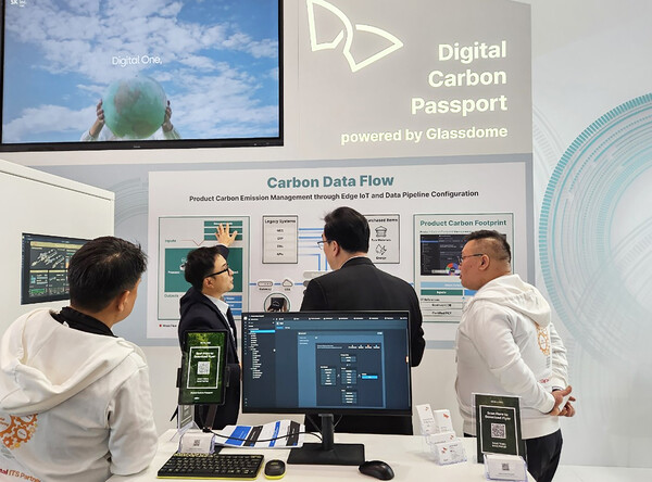 지난달 22일부터 26일까지 독일에서 개최된 제조업 분야 세계 최대 규모 전시회인 '하노버 산업전'에서 SK C&C 직원이 '디지털 탄소 여권 플랫폼'을 설명하고 있는 모습 / SK C&C
