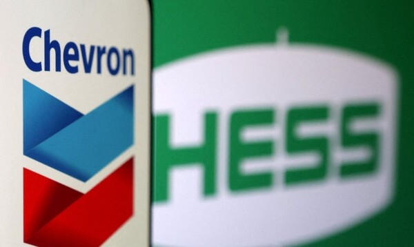 미국 석유 기업들이 화석연료 의존도가 기후위기를 초래할 수 있다는 사실을 은폐했다는 의획이 미국 의회 청문회에서 제기됐다. 또 투자 자문사 글래스 루이스는 셸 투자자에게 기후 결의안에 반대표를 던지라고 권고해 논란이 되고 있다. / 사진 연합뉴스