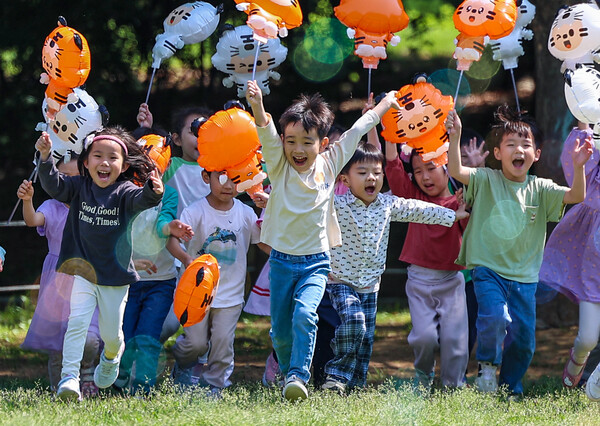 어린이날을 3일 앞둔 지난 2일 오전 서울 송파구 한성백제박물관 앞에서 야외학습을 나온 어린이들이 송파구 캐릭터인 하하, 호호와 함께 비눗방울 놀이를 하고 있다. / 연합