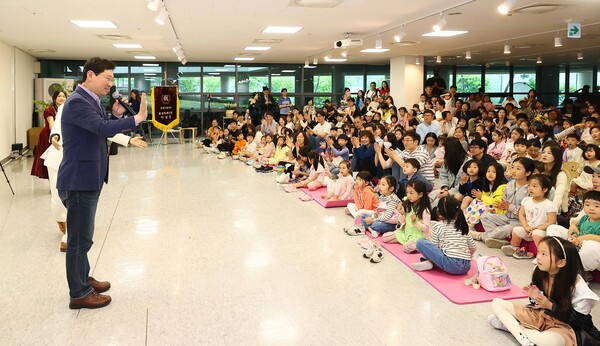 이상일 시장은 행사장을 찾은 시민들과 직접 인사하고, 아이들이 가진 꿈과 희망을 응원했다./ 용인특례시 제공