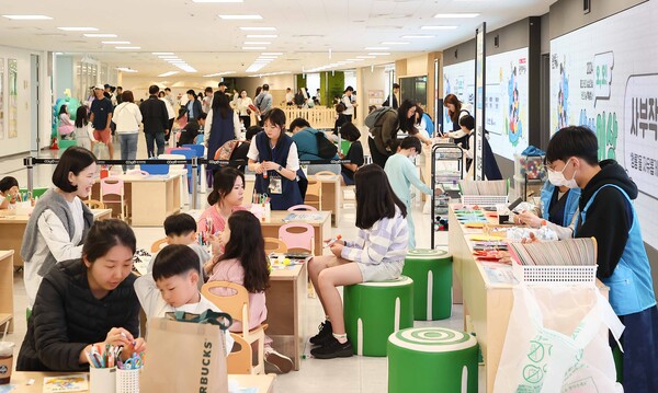 이 행사에서는 ‘청룡’을 소재로 자유롭게 상상할 수 있는 만들기 체험과 블랙라이트 체험 공간 이벤트가 마련됐고, 추억을 남길 수 있는 포토존도 행사장을 방문한 시민의 큰 사랑을 받았다./ 용인특례시 제공