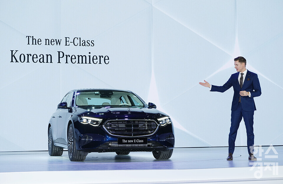 올리버 퇴네 메르세데스-벤츠 AG 제품 전략 및 운영 총괄 부사장이 19일 오전 서울 코엑스에서 열린 더 뉴 메르세데스-벤츠 E-클래스 코리안 프리미어 행사에 참석해 발표하고 있다. 이날 메르세데스-벤츠 코리아는 11세대 완전변경 ‘더 뉴 메르세데스-벤츠 E-클래스’를 공개하고 공식 출시를 발표했다. /최대성 기자 dpdaesung@sporbiz.co.kr 2024.01.19.