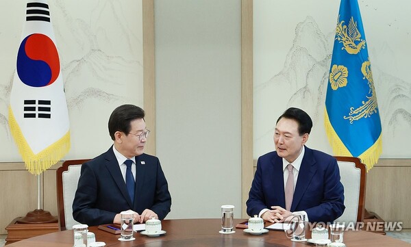 윤석열 대통령, 영수회담 발언 - 윤석열 대통령이 29일 서울 용산 대통령실 집무실에서 열린 더불어민주당 이재명 대표와의 영수회담에서 발언하고 있다. /연합뉴스