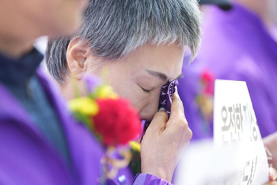 10.29 이태원참사 유가족들이 8일 오전 서울 중구 서울광장 분향소 앞에서 '10.29 이태원참사 온전한 진상규명을 위해 거리에서 맞는 두 번째 어버이날 행사'를 하고 있다. 한 유가족이 눈물을 훔치고 있다. /최대성 기자 dpdaesung@sporbiz.co.kr 2024.05.08.