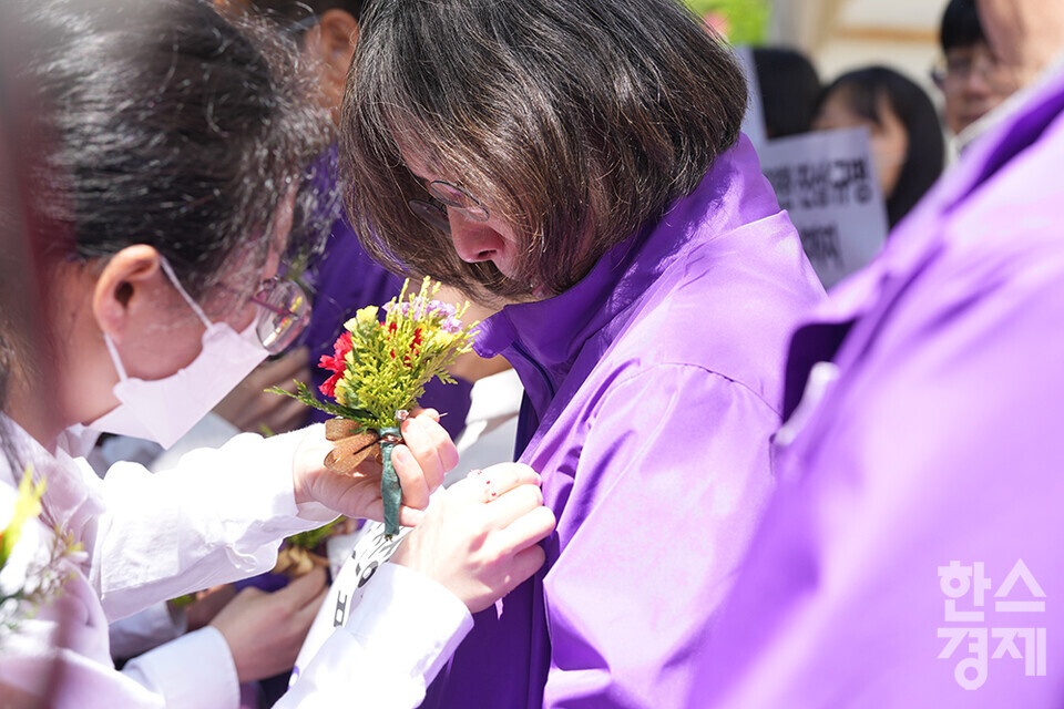 10.29 이태원참사 유가족들이 8일 오전 서울 중구 서울광장 분향소 앞에서 '10.29 이태원참사 온전한 진상규명을 위해 거리에서 맞는 두 번째 어버이날 행사'를 하고 있다. 함께한 학생들이 유가족들에게 카네이션을 달아주고 있다. /최대성 기자 dpdaesung@sporbiz.co.kr 2024.05.08.