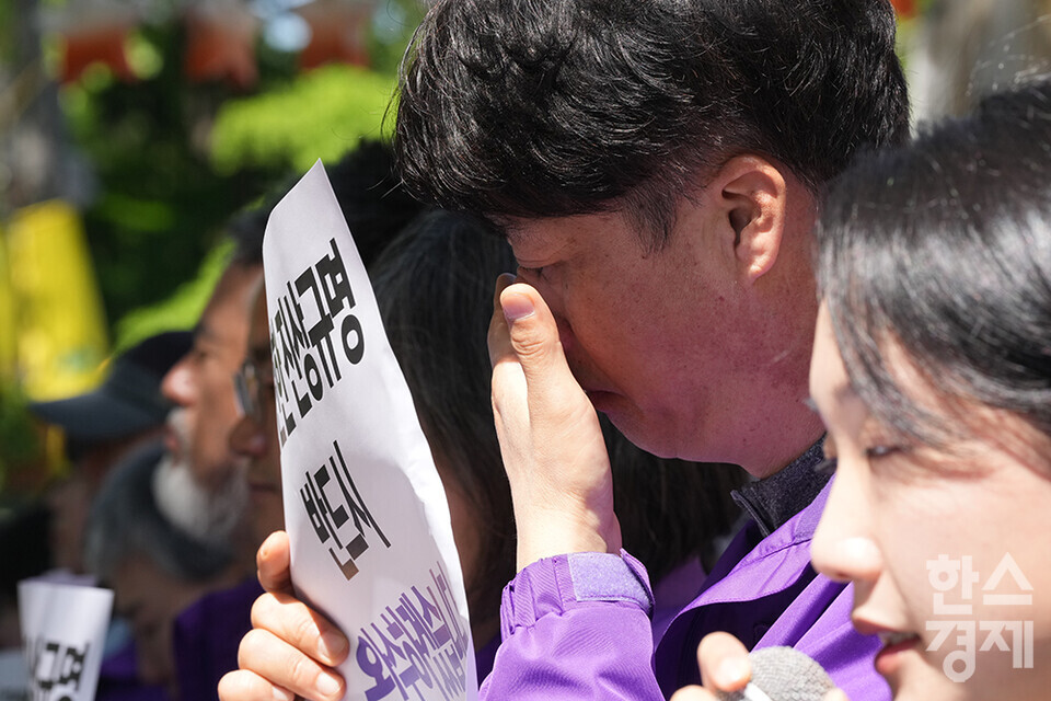 10.29 이태원참사 유가족들이 8일 오전 서울 중구 서울광장 분향소 앞에서 '10.29 이태원참사 온전한 진상규명을 위해 거리에서 맞는 두 번째 어버이날 행사'를 하고 있다. 한 유가족이 눈물을 흘리고 있다. /최대성 기자 dpdaesung@sporbiz.co.kr 2024.05.08.