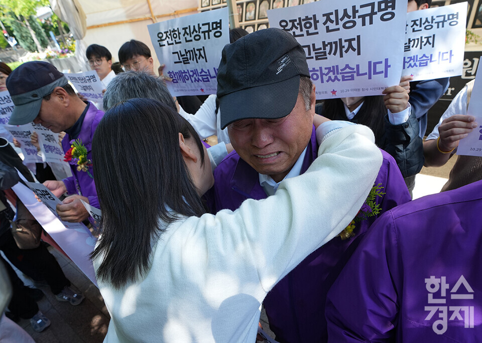 10.29 이태원참사 유가족들이 8일 오전 서울 중구 서울광장 분향소 앞에서 '10.29 이태원참사 온전한 진상규명을 위해 거리에서 맞는 두 번째 어버이날 행사'를 하고 있다. 카네이션을 받은 한 유가족이 눈물을 흘리자 학생이 안아주며 위로하고 있다. /최대성 기자 dpdaesung@sporbiz.co.kr 2024.05.08.