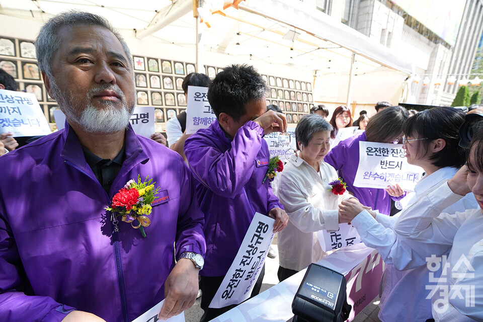 10.29 이태원참사 유가족들이 8일 오전 서울 중구 서울광장 분향소 앞에서 '10.29 이태원참사 온전한 진상규명을 위해 거리에서 맞는 두 번째 어버이날 행사'를 하고 있다. 카네이션을 받은 유가족들이 눈물을 흘리자 학생들이 위로하고 있다. /최대성 기자 dpdaesung@sporbiz.co.kr 2024.05.08.