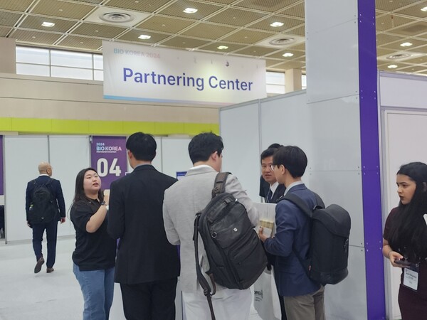 파트너링 센터에 모인 참가자들의 모습. /이소영 기자