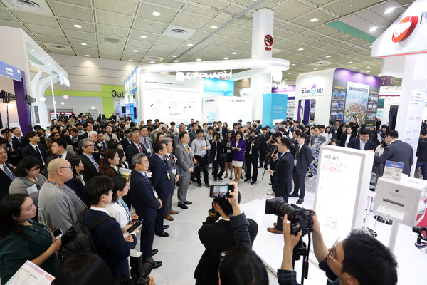 한미약품그룹 부스에서 관람객들이 관계자의 설명을 듣고 있다. /한국보건산업진흥원 제공