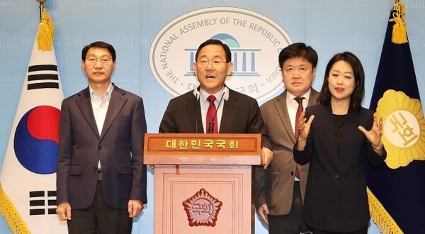 주호영(가운데) 국회 연금개혁 특별위원장과 여야 간사들이 7일 오후 서울 여의도 국회 소통관에서 유럽출장 취소 및 연금개혁특위 활동 종료 관련 기자회견을 하고 있다. /연합뉴스