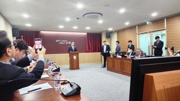 이날 기자회견은 한채훈 의원이 ‘재정 여건이 좋지 않은 상황에서 시장의 공약 이행을 위한 통합재정안정화기금 사용이 부적절하다’고 비판한 데 따른 것이다./ 김두일 기자