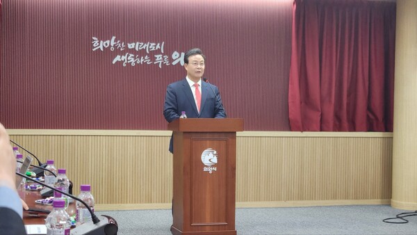 김성제 의왕시장은 8일 기자회견을 열고 지난 7일 제302회 의왕시의회 임시회에서 진행된 한채훈 의원(더불어민주당, 가선거구)의 5분 발언에 대해 반박했다./ 김두일 기자