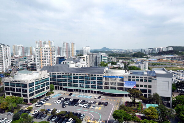 시흥시(시장 임병택)는 무단투기 방지를 위해 이동식 무단투기 감시카메라를 추가 설치했다./ 시흥시 제공