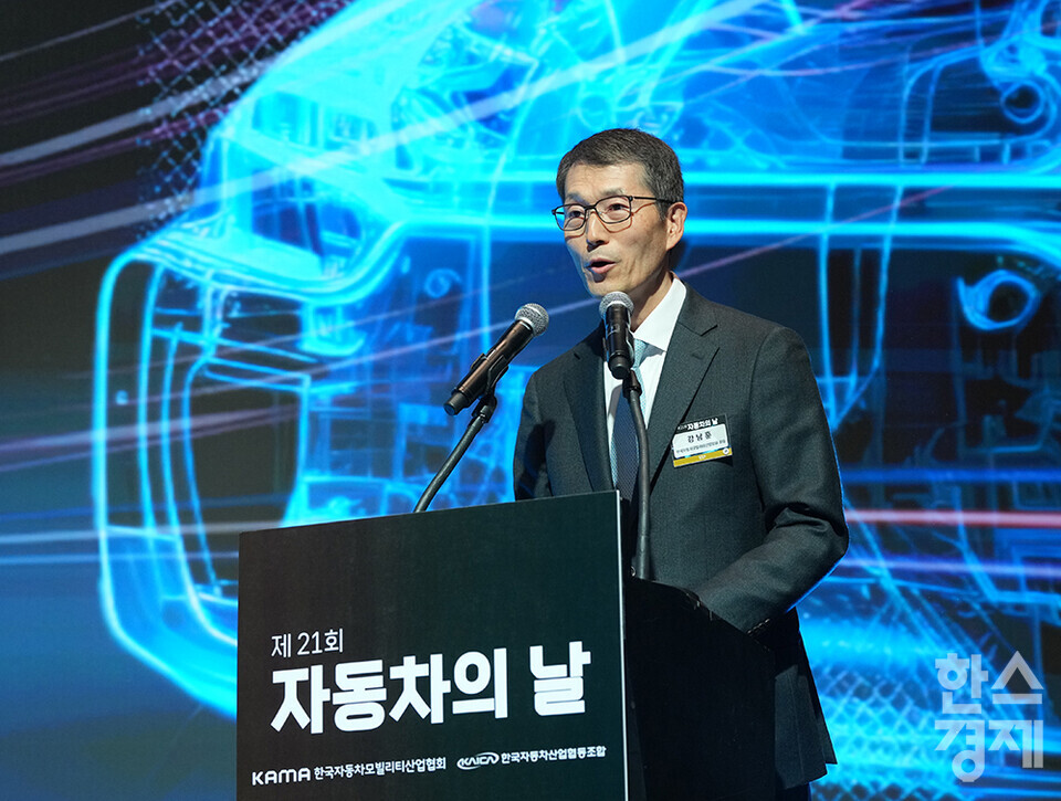 강남훈 한국자동차모빌리티산업연합회(KAIA) 회장이 9일 오후 서울 서초구 반포동 JW메리어트 호텔 서울에서 열린 제21회 자동차의 날 기념식에서 기념사를 하고 있다. /최대성 기자 dpdaesung@sporbiz.co.kr 2024.05.09.